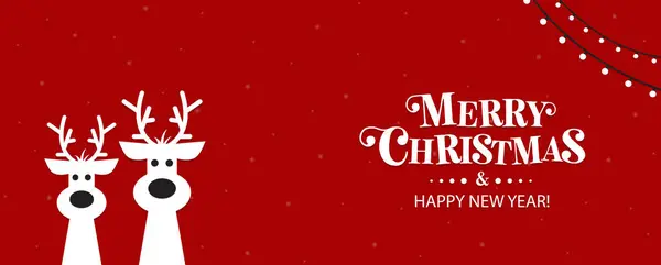 Kırmızı arka planda şirin bir Noel geyiği. Noel arkaplanı, afiş veya kart
