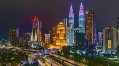 Kuala Lumpur, Malezya - 22 Ekim 2022 - Petronas KLCC İkiz Kulesi 'nin Petronas GP Motorsporları temalı görüntüleri