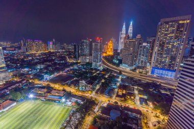 Kuala Lumpur, Malezya - 5 Kasım 2022: Modern Gökdelen ve Geleneksel Konut Alanı Kuala Lumpur, Malezya