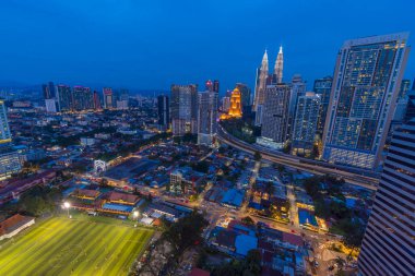 Kuala Lumpur, Malezya - 5 Kasım 2022: Modern Gökdelen ve Geleneksel Konut Alanı Kuala Lumpur, Malezya