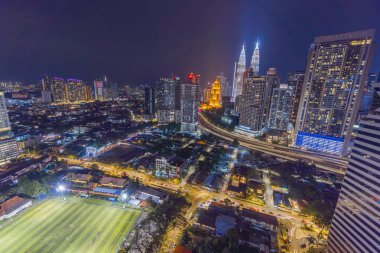 Kuala Lumpur, Malezya - 5 Kasım 2022: Modern Gökdelen ve Geleneksel Konut Alanı Kuala Lumpur, Malezya