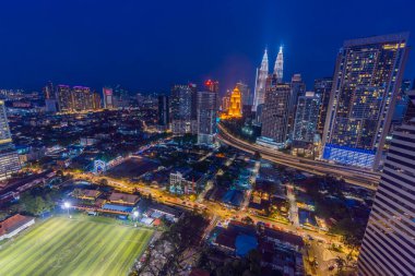 Kuala Lumpur, Malezya - 5 Kasım 2022: Modern Gökdelen ve Geleneksel Konut Alanı Kuala Lumpur, Malezya