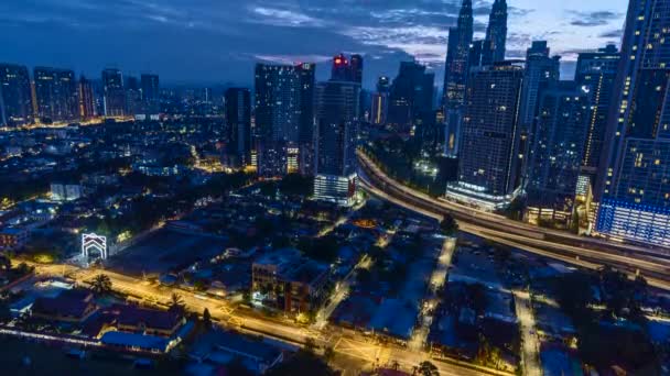 Moderne Skyskraper Tradisjonelt Boligområde Kuala Lumpur Malaysia Ved Soloppgang – stockvideo
