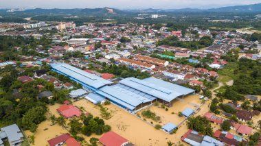 DENGKIL, MALAYSIA - 17 NOV 2022: Dengkil bölgesinin altyapı ve konut alanlarında hasara yol açan sel baskınlarından gerçek görünümü. Seçici odak, toz ve tahıl içerir