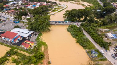 DENGKIL, MALAYSIA - 17 NOV 2022: Dengkil bölgesinin altyapı ve konut alanlarında hasara yol açan sel baskınlarından gerçek görünümü. Seçici odak, toz ve tahıl içerir