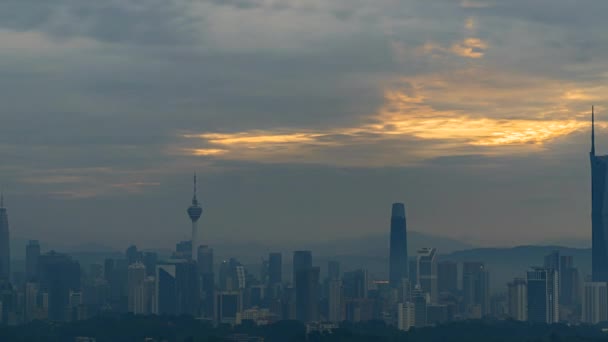 马来西亚吉隆坡 2022年11月27日 日出时分马来西亚吉隆坡现代摩天大楼的城市景观 — 图库视频影像
