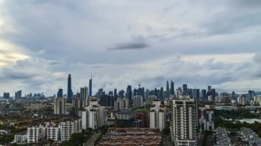 Kuala Lumpur, Malezya - 3 Aralık 2022 - Yağmur mevsimi sırasında Malezya 'nın Kuala Lumpur kentinin 4k süratli UHD görüntüleri