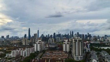 Kuala Lumpur, Malezya - 3 Aralık 2022 - Yağmur mevsimi sırasında Malezya 'nın Kuala Lumpur kentinin 4k süratli UHD görüntüleri