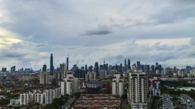 Kuala Lumpur, Malezya - 3 Aralık 2022 - Yağmur mevsimi sırasında Malezya 'nın Kuala Lumpur kentinin 4k süratli UHD görüntüleri