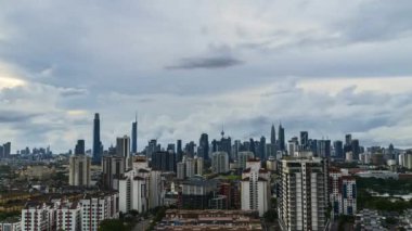 Kuala Lumpur, Malezya - 3 Aralık 2022 - Yağmur mevsimi sırasında Malezya 'nın Kuala Lumpur kentinin 4k süratli UHD görüntüleri