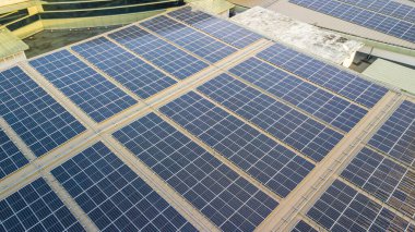 Çatıda yansıması olan güneş paneli fotovoltaik görüntüsü. Yeniden kullanım ve yenilenebilir enerji kavramının bir parçası