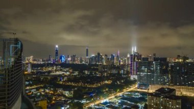 Kuala Lumpur, Malezya - 5 Mart 2023: Şiddetli bir fırtına sırasında düzinelerce yıldırım tarafından aydınlatılan Kuala Lumpur 'un çarpıcı görüntüleri
