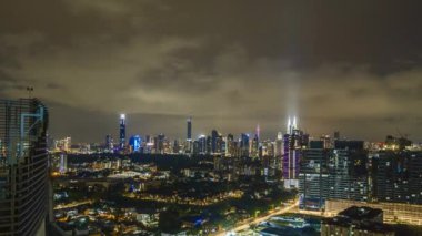Kuala Lumpur, Malezya - 5 Mart 2023: Şiddetli bir fırtına sırasında düzinelerce yıldırım tarafından aydınlatılan Kuala Lumpur 'un çarpıcı görüntüleri