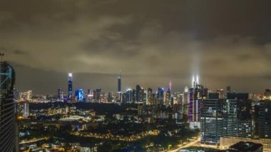 Kuala Lumpur, Malezya - 5 Mart 2023: Şiddetli bir fırtına sırasında düzinelerce yıldırım tarafından aydınlatılan Kuala Lumpur 'un çarpıcı görüntüleri