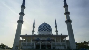 Şah Alam, Malezya - 19 Mart 2023: Batan güneşin ışıl ışıl renkleri, muhteşem Sultan Salahuddin Abdül Aziz Camii 'ni süslüyor, İslami mimarinin gerçek başyapıtı.