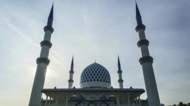 Şah Alam, Malezya - 19 Mart 2023: Batan güneşin ışıl ışıl renkleri, muhteşem Sultan Salahuddin Abdül Aziz Camii 'ni süslüyor, İslami mimarinin gerçek başyapıtı.
