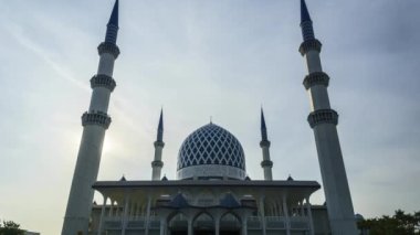 Şah Alam, Malezya - 19 Mart 2023: Batan güneşin ışıl ışıl renkleri, muhteşem Sultan Salahuddin Abdül Aziz Camii 'ni süslüyor, İslami mimarinin gerçek başyapıtı.