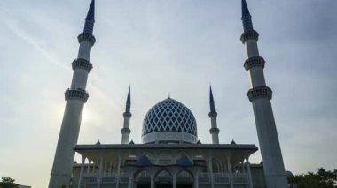 Şah Alam, Malezya - 19 Mart 2023: Batan güneşin ışıl ışıl renkleri, muhteşem Sultan Salahuddin Abdül Aziz Camii 'ni süslüyor, İslami mimarinin gerçek başyapıtı.