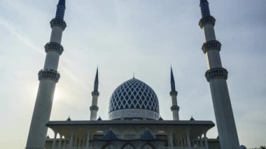 Şah Alam, Malezya - 19 Mart 2023: Batan güneşin ışıl ışıl renkleri, muhteşem Sultan Salahuddin Abdül Aziz Camii 'ni süslüyor, İslami mimarinin gerçek başyapıtı.