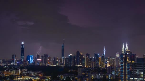 マレーシアのクアラルンプール 2023年3月5日 激しい雷雨の間に数十個の稲妻に照らされたクアラルンプールの見事な映像 — ストック動画