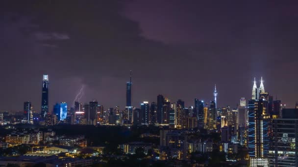 マレーシアのクアラルンプール 2023年3月5日 激しい雷雨の間に数十個の稲妻に照らされたクアラルンプールの見事な映像 — ストック動画