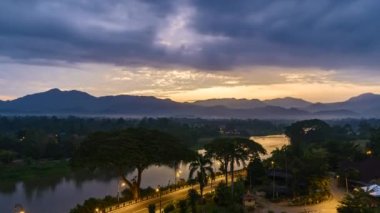 Kuala Kangsar, Perak, Malezya 'daki görkemli gündoğumunun zaman kaydı.