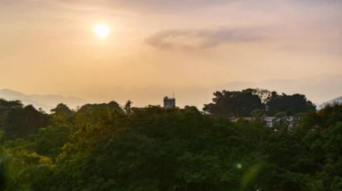 Güneşin görüntüsü ufkun altına doğru batar, ardında göz kamaştırıcı bir turuncu top bırakır, sıcaklığı ve güzelliği ile gökyüzünü boyar.