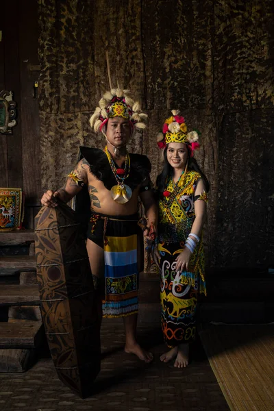 Exquise Elegantie Traditionele Kledij Een Borneo Echtpaar Toont Schoonheid Van — Stockfoto
