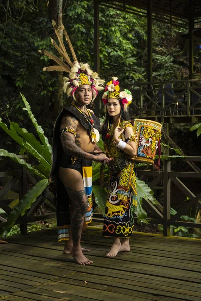 Exquise Elegantie Traditionele Kledij Een Borneo Echtpaar Toont Schoonheid Van — Stockfoto