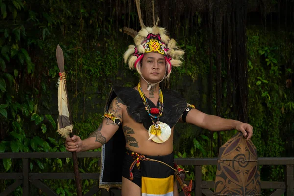 Keanggunan Yang Indah Dalam Pakaian Tradisional Pasangan Borneo Menampilkan Keindahan — Stok Foto
