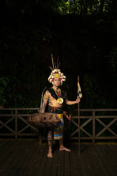 Изысканная Элегантность Традиционной Одежде Человек Борнео Демонстрирует Красоту Своей Культуры — стоковое фото