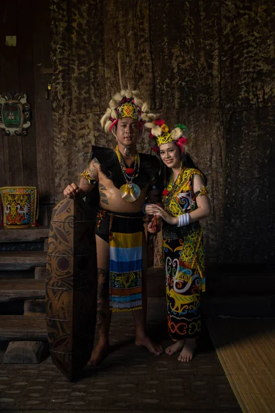 Elegancia Exquisita Atuendo Tradicional Una Pareja Borneo Mostrando Belleza Cultura — Foto de Stock