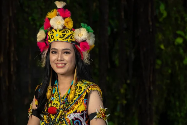 Виразна Елегантність Традиційному Вбранні Жінка Борнео Виявляє Красу Своєї Культури — стокове фото
