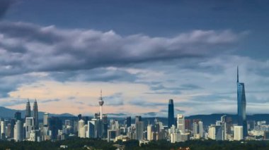 Kuala Lumpur, Malezya - 26 Nisan 2023: Kuala Lumpur 'un fırtına üstüne şehir görüntülerinin sonunda yağmuru biter ve beraberinde güneş ışığı gelir