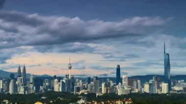 Kuala Lumpur, Malezya - 26 Nisan 2023: Kuala Lumpur 'un fırtına üstüne şehir görüntülerinin sonunda yağmuru biter ve beraberinde güneş ışığı gelir