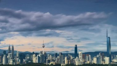 Kuala Lumpur, Malezya - 26 Nisan 2023: Kuala Lumpur 'un fırtına üstüne şehir görüntülerinin sonunda yağmuru biter ve beraberinde güneş ışığı gelir