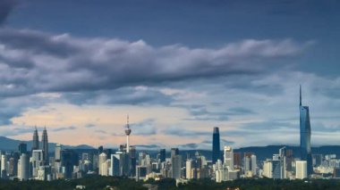 Kuala Lumpur, Malezya - 26 Nisan 2023: Kuala Lumpur 'un fırtına üstüne şehir görüntülerinin sonunda yağmuru biter ve beraberinde güneş ışığı gelir