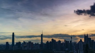 Kuala Lumpur, Malezya - 8 Mayıs 2023: Günbatımında Kuala Lumpur şehrinin zaman çizelgesi