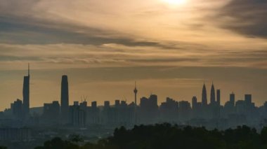 Kuala Lumpur, Malezya - 23 Mayıs 2023: Günbatımında Kuala Lumpur şehrinin zaman çizelgesi