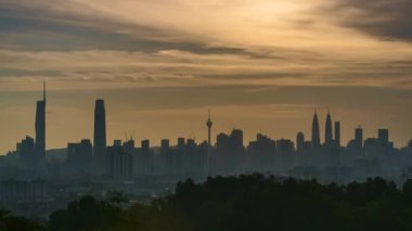 Kuala Lumpur, Malezya - 23 Mayıs 2023: Günbatımında Kuala Lumpur şehrinin zaman çizelgesi