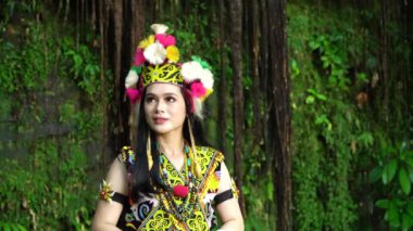 Geleneksel giysiler içinde zarif bir zarafet: Kültürünün güzelliğini çarpıcı geleneksel kıyafetleriyle sergileyen Borneo bir kadın