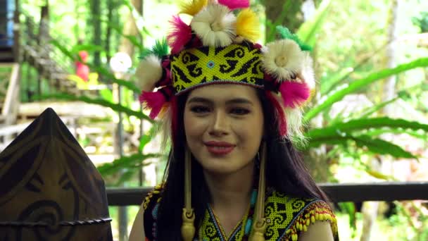 Виразна Елегантність Традиційному Вбранні Жінка Борнео Виявляє Красу Своєї Культури — стокове відео