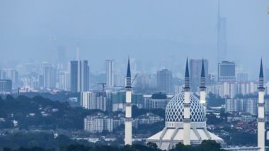 Şah Alam, Malezya - 16 Temmuz 2023: Batan güneşin ışıl ışıl renkleri, muhteşem Sultan Salahuddin Abdül Aziz Camii 'ni süslüyor.