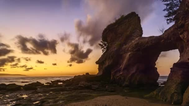印度尼西亚东松巴Watu Parunu日出期间岩石形成的时间片段 — 图库视频影像