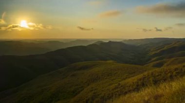 Bukit Ndapayami, Doğu Sumba, Endonezya üzerinde Doğa 'nın başyapıtının gün batımının zaman çizelgesi.