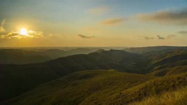 Bukit Ndapayami, Doğu Sumba, Endonezya üzerinde Doğa 'nın başyapıtının gün batımının zaman çizelgesi.