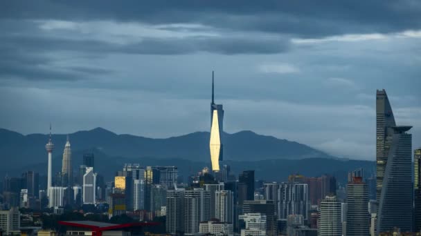 マレーシアのクアラルンプール 2023年8月20日 サンセットの光のタイムラプス映像とPnb118ビルの素晴らしい反射 自然のアートワークは建築の驚異を満たしています — ストック動画