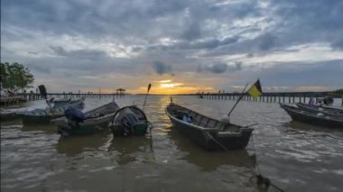 Negeri Sembilan, Malezya - 19 Ağustos 2023 - Pasir Panjang, Negeri Sembilan kıyıları boyunca günbatımının hızlandırılmış görüntüleri