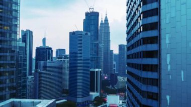 Kuala Lumpur, Malezya - 1 Eylül 2023 - Kuala Lumpur 'un şehir merkezindeki İş Bölgesi' nin hızlandırılmış görüntüleri