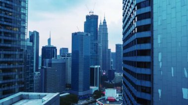 Kuala Lumpur, Malezya - 1 Eylül 2023 - Kuala Lumpur 'un şehir merkezindeki İş Bölgesi' nin hızlandırılmış görüntüleri